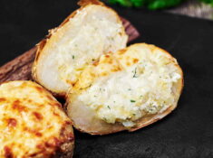 Cartofi copți umpluți cu brânză